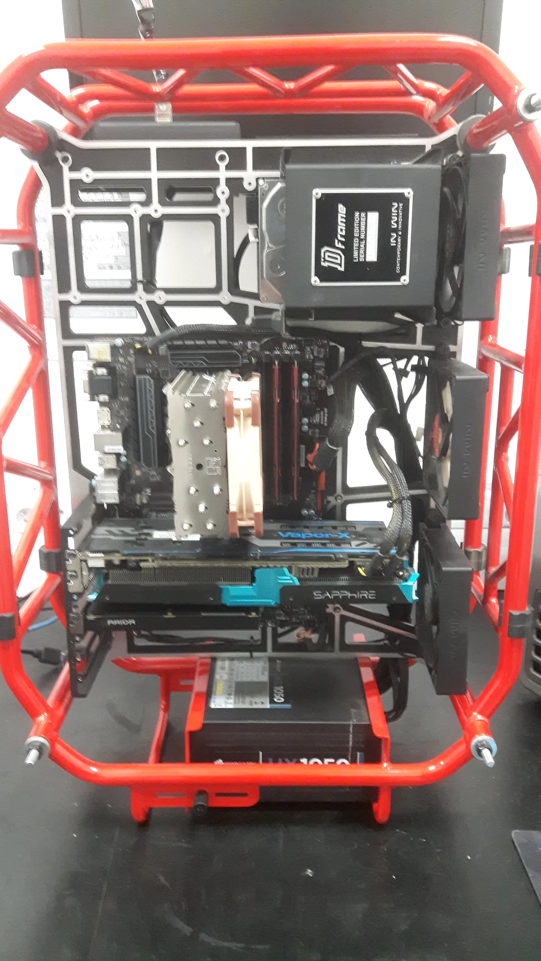 Montage PC client dans un boîtier au design atypique