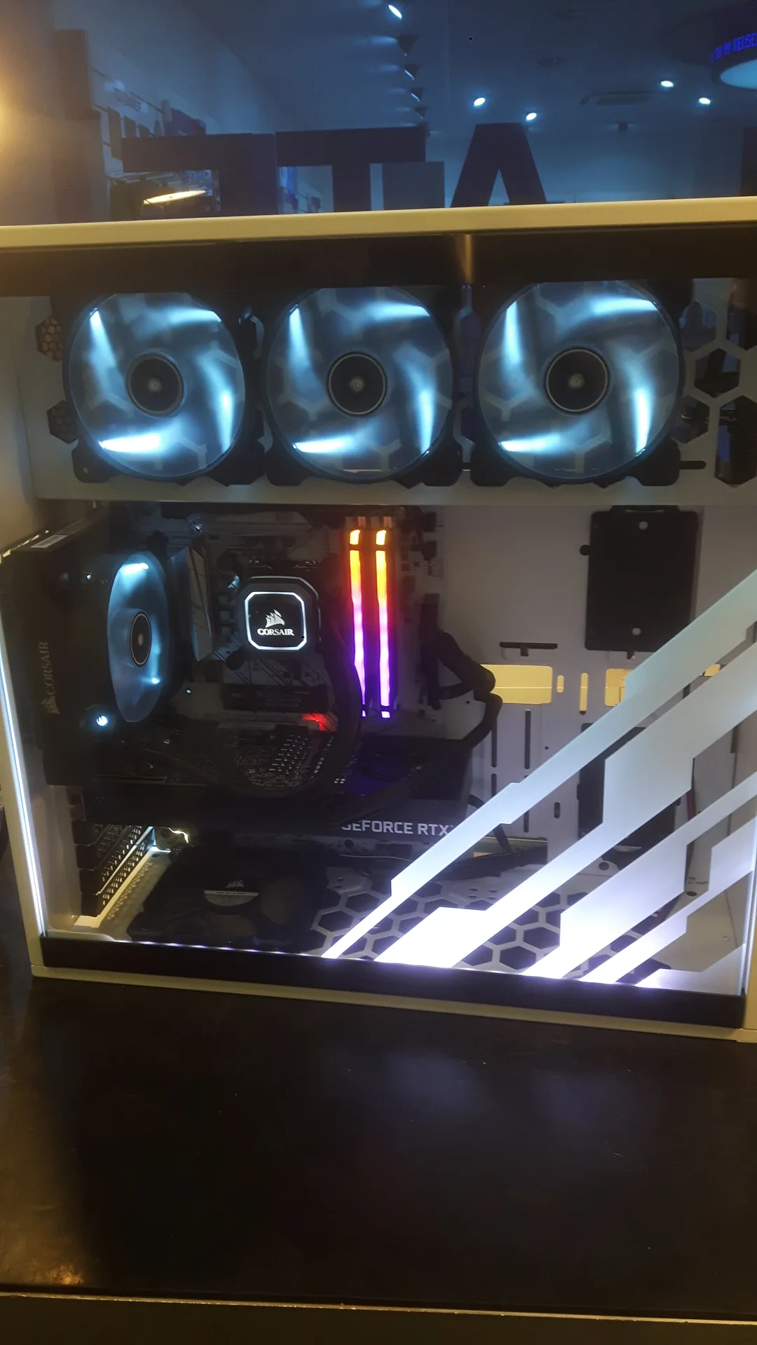 Montage PC terminé dans un boîtier InWin — première vue