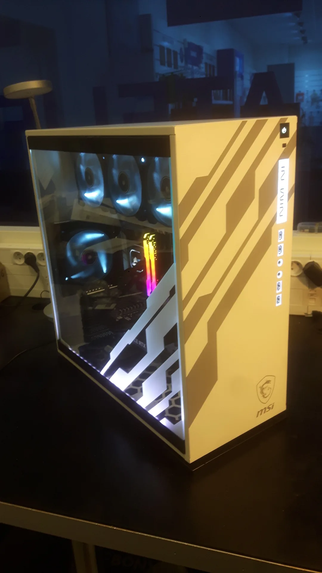Montage PC terminé dans un boîtier InWin — seconde vue