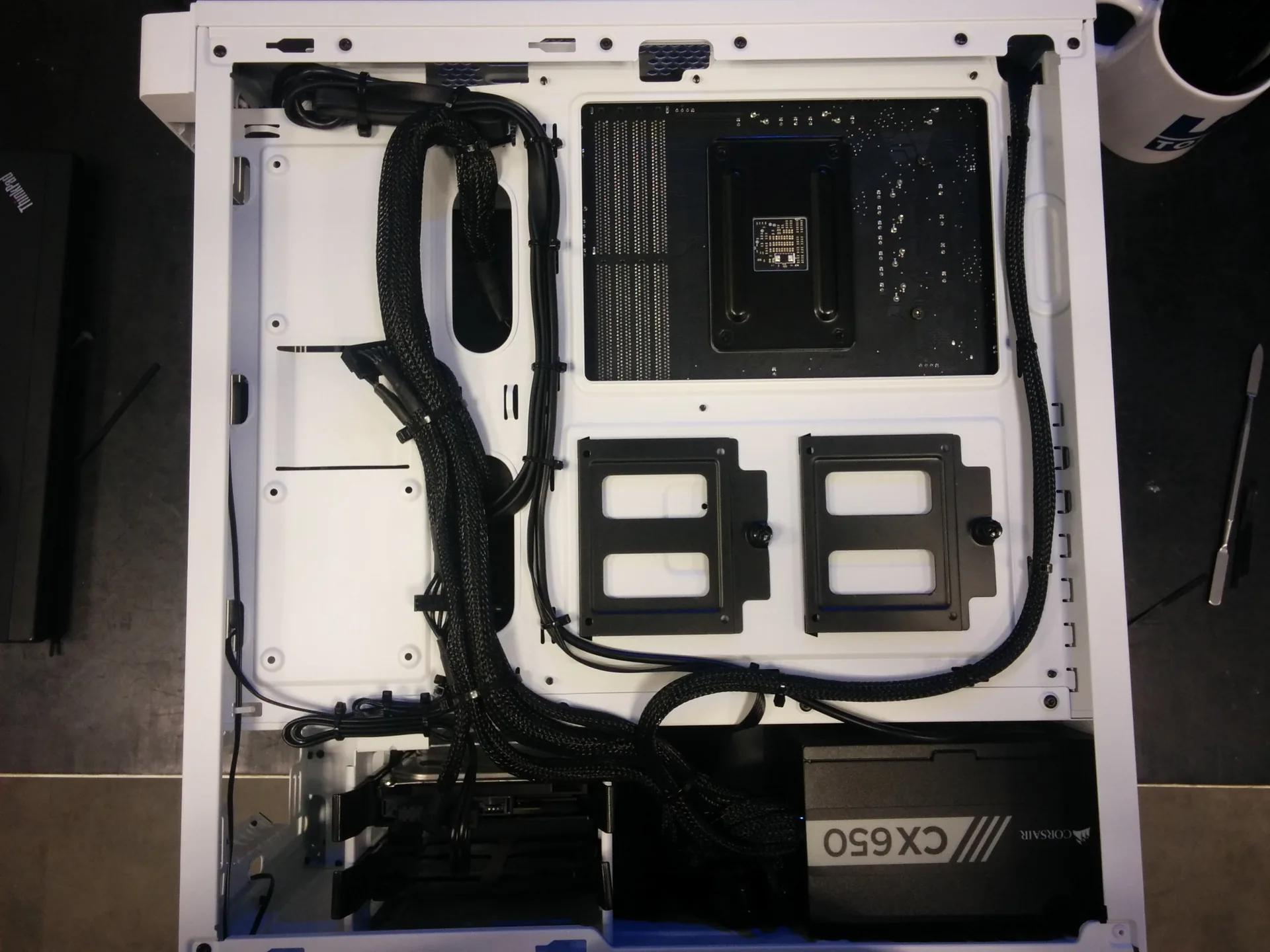 Câblage arrière propre d’un PC assemblé sur mesure