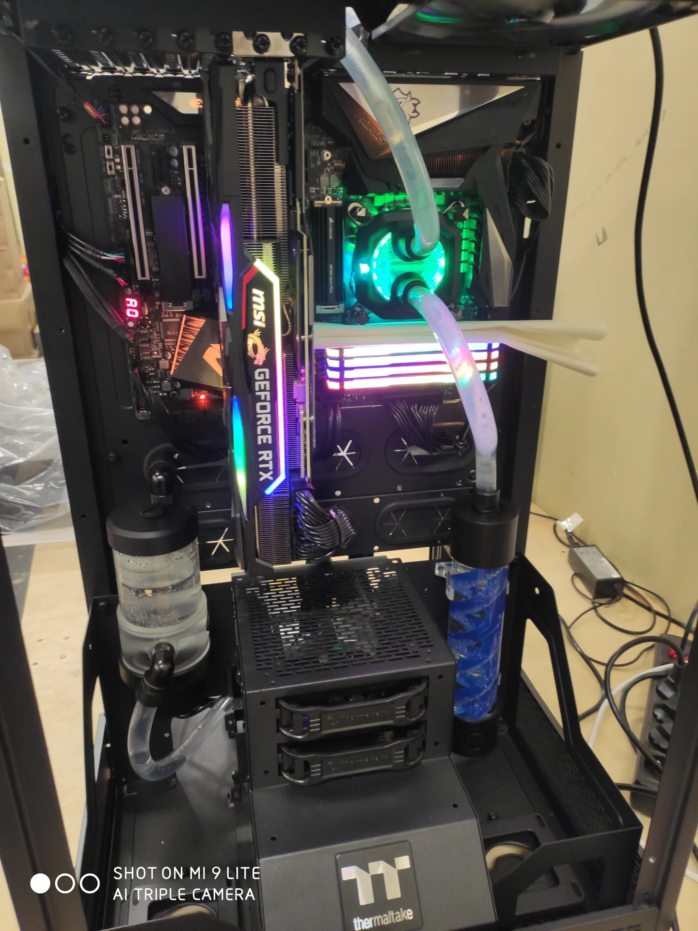 Watercooling custom dans un boîtier Thermaltake vertical avec connectique supérieure