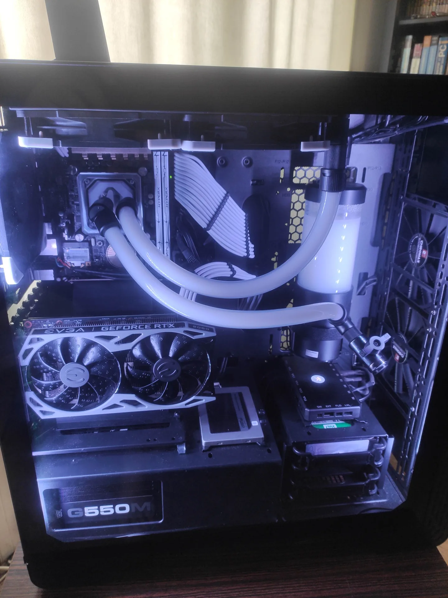 Watercooling custom blanc et noir avec rallonges de câbles assorties