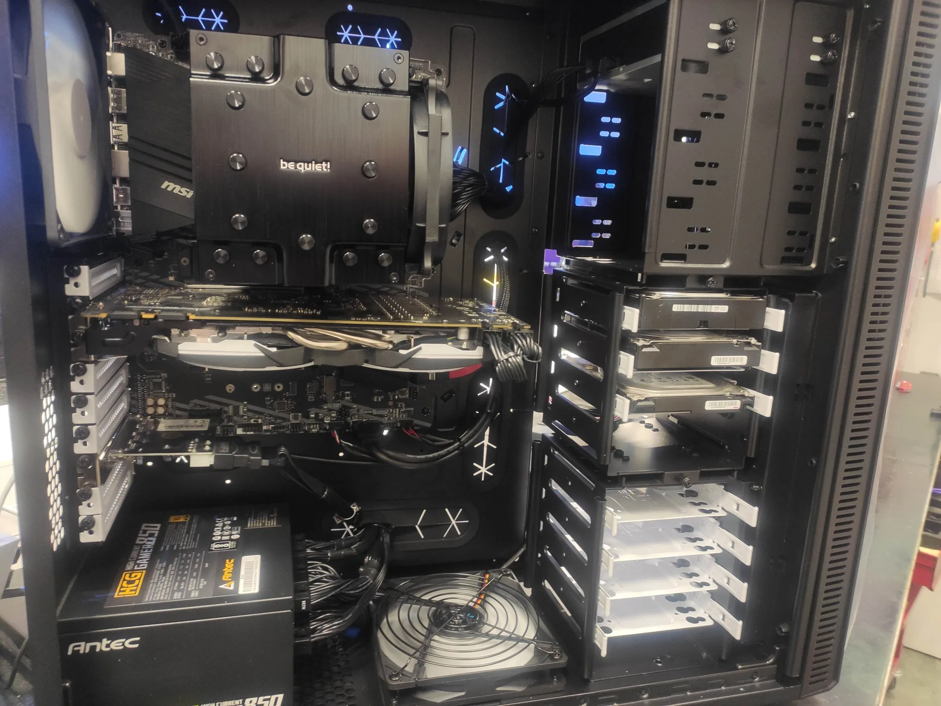 PC client avec plusieurs disques durs monté dans un boîtier Fractal