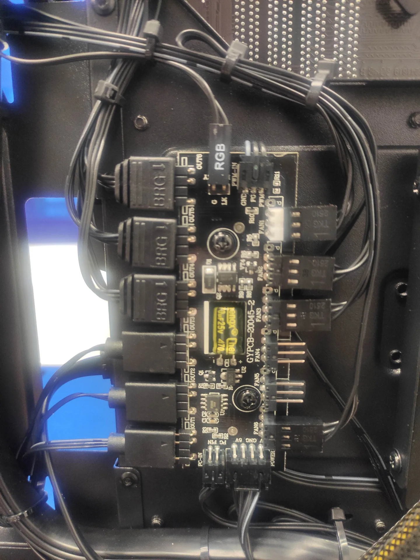 Gros plan sur un hub de gestion des ventilateurs et de l’éclairage RGB