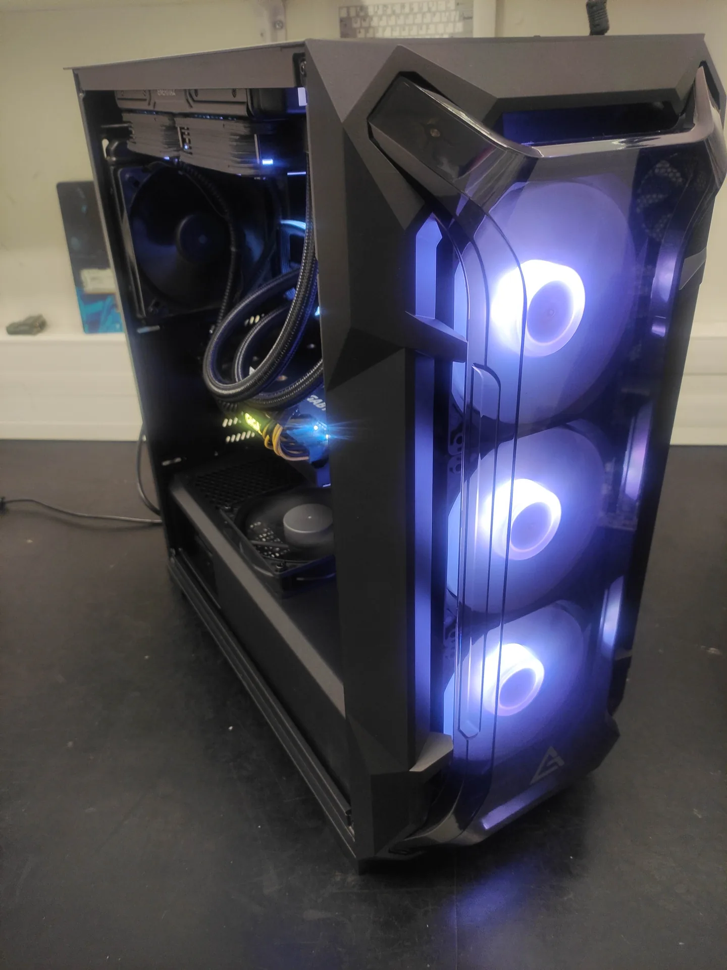 Vue frontale d’un PC assemblé sur mesure