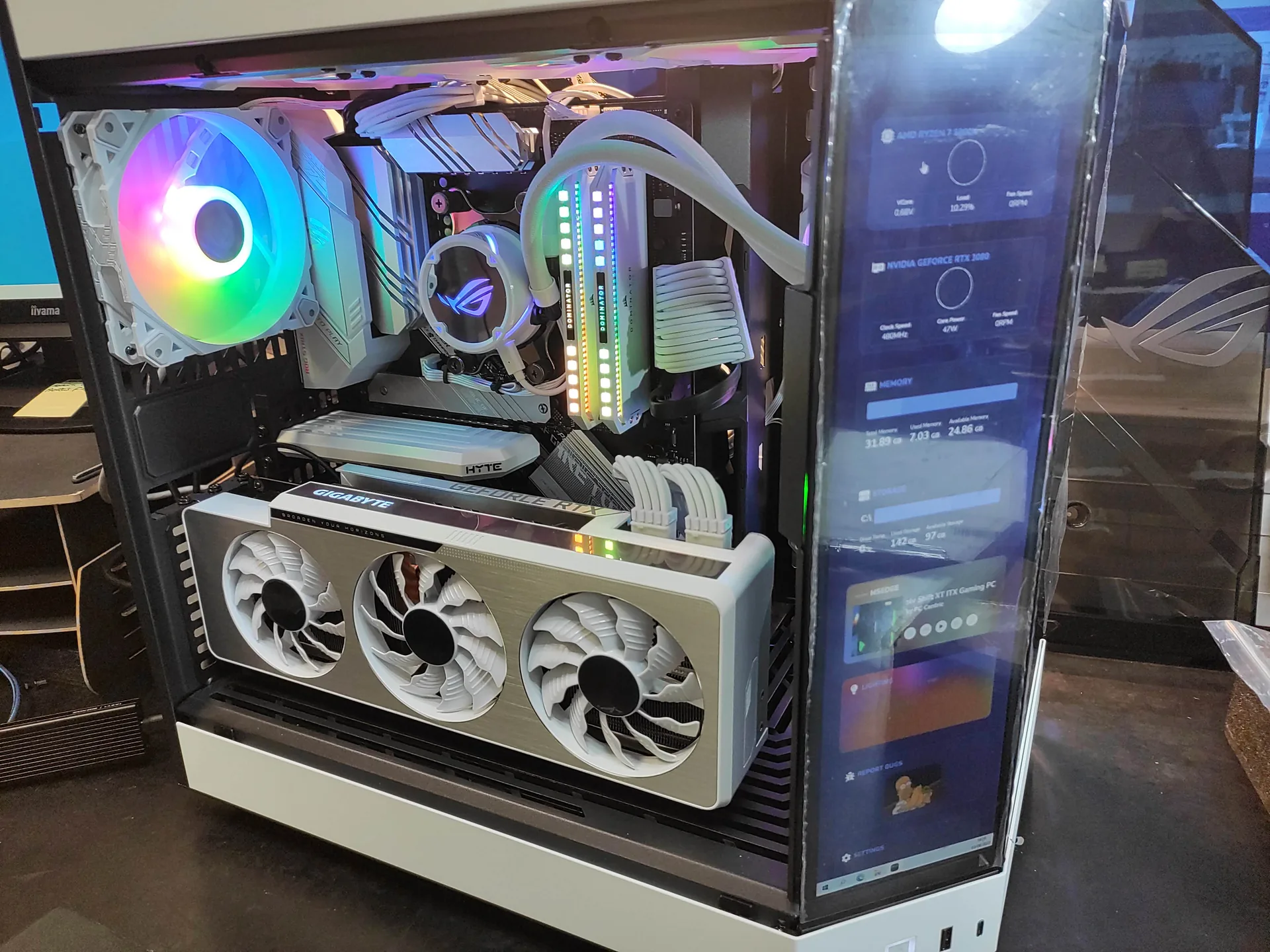 PC blanc et noir avec RGB monté dans un boîtier HYTE Y70 Touch