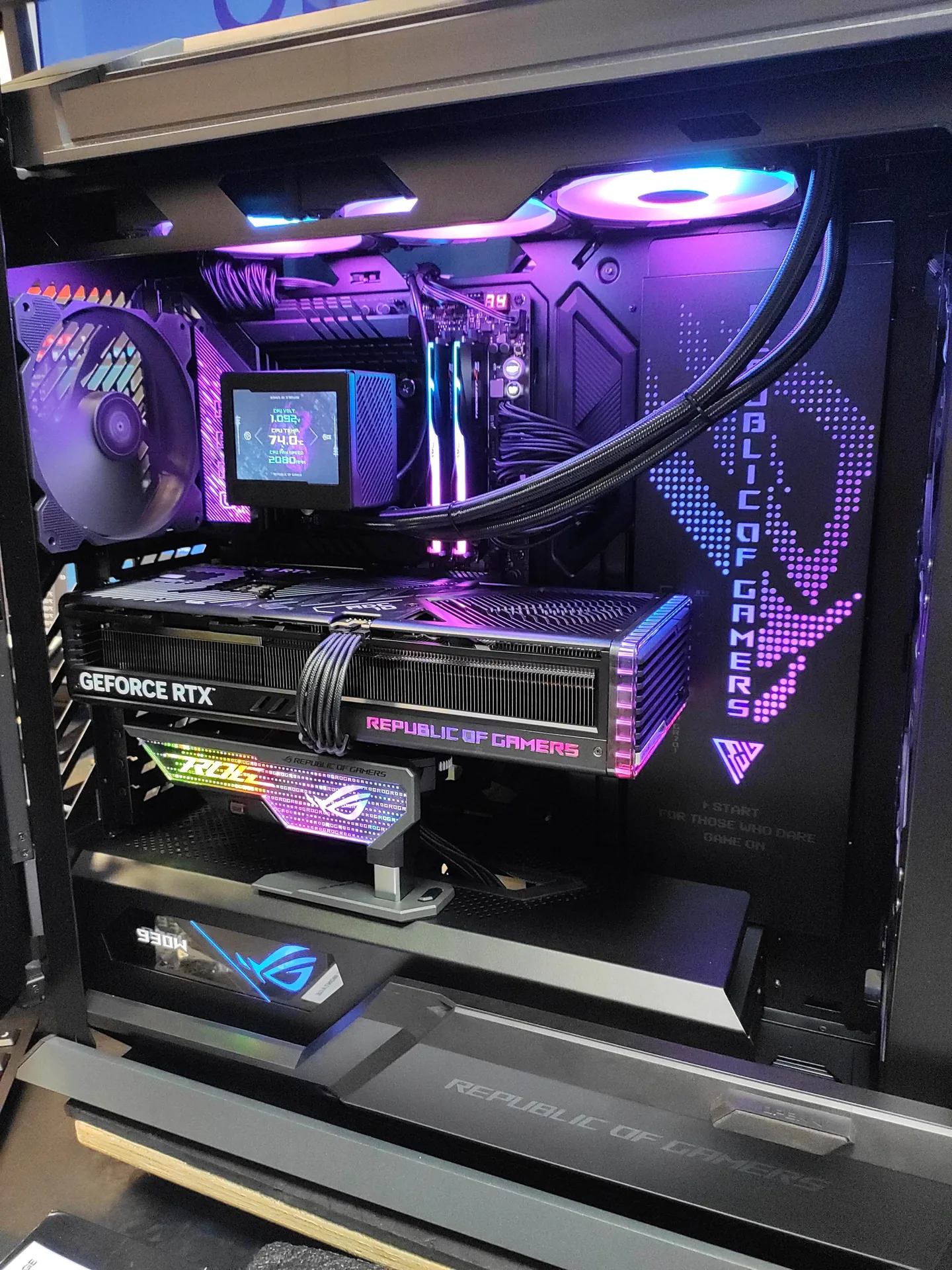 Configuration ASUS Hyperion avec RGB et écran intégré au watercooling