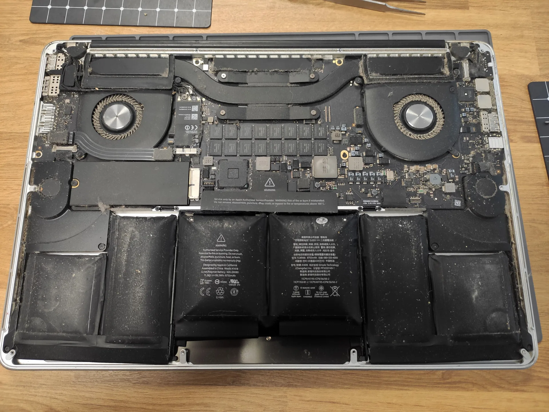 MacBook avant remplacement express d’une batterie gonflée et nettoyage des ventilateurs