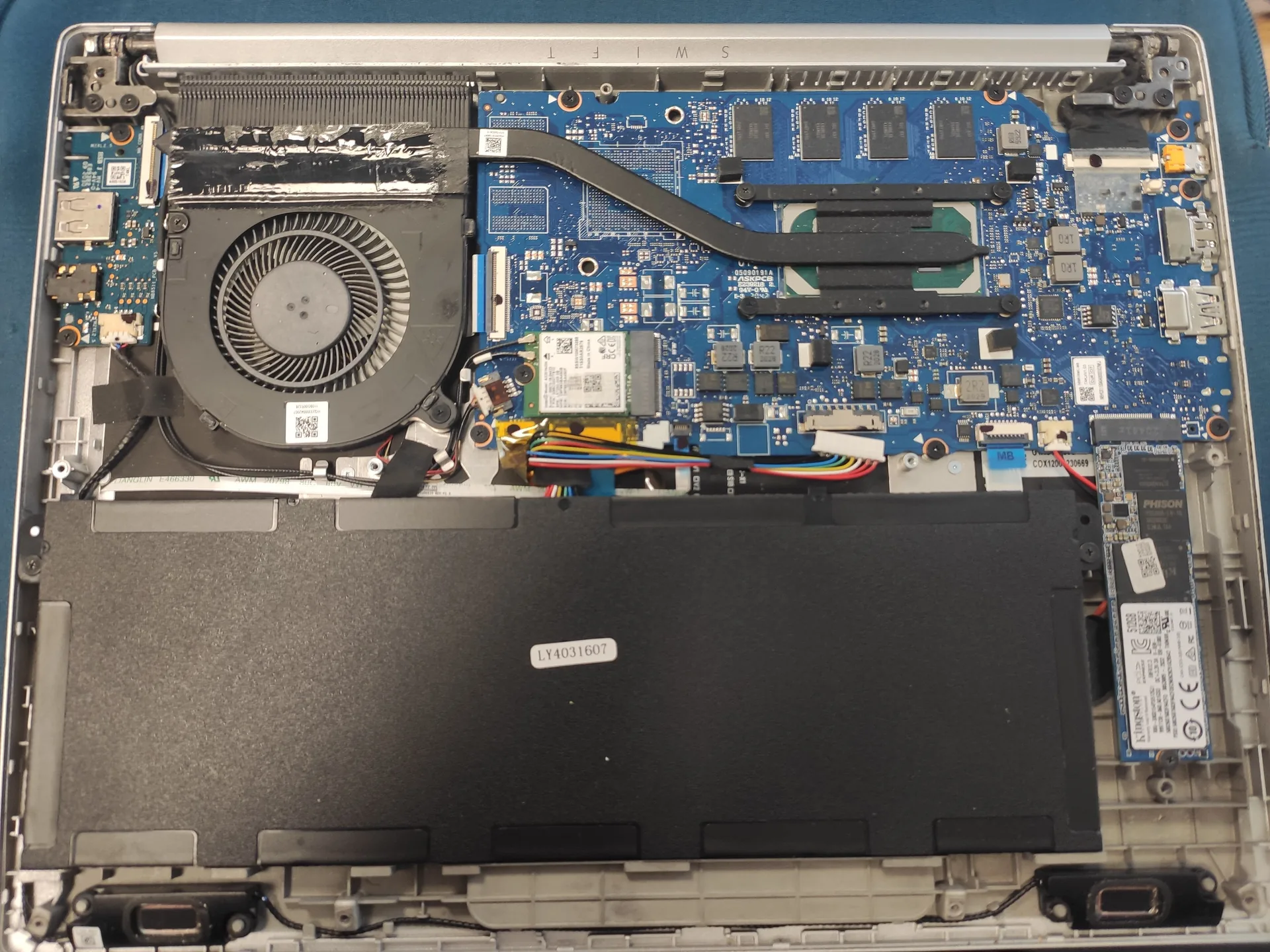 PC portable Acer ouvert avant remplacement de sa batterie