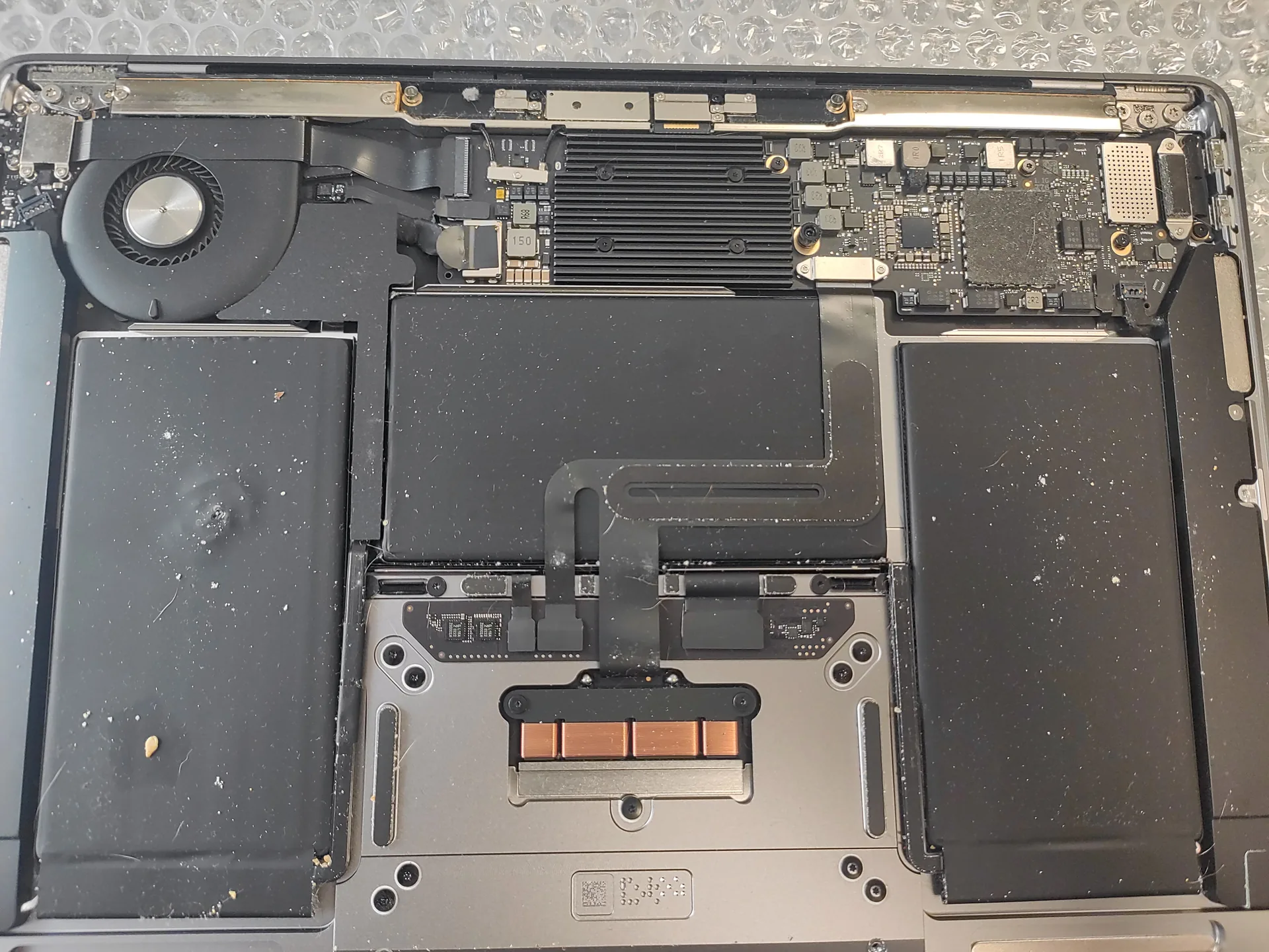 MacBook Air avec batterie perforée et dangereuse avant remplacement