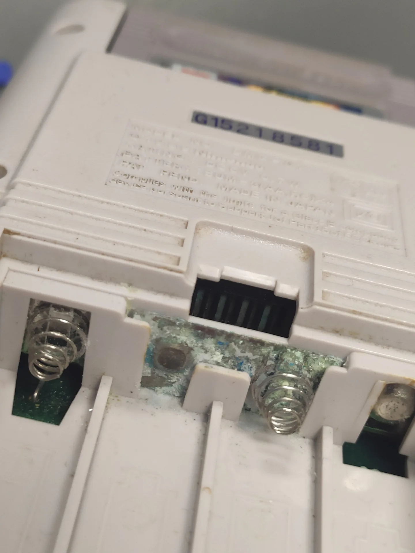 Game Boy originale présentant de la corrosion sur les contacts de batterie
