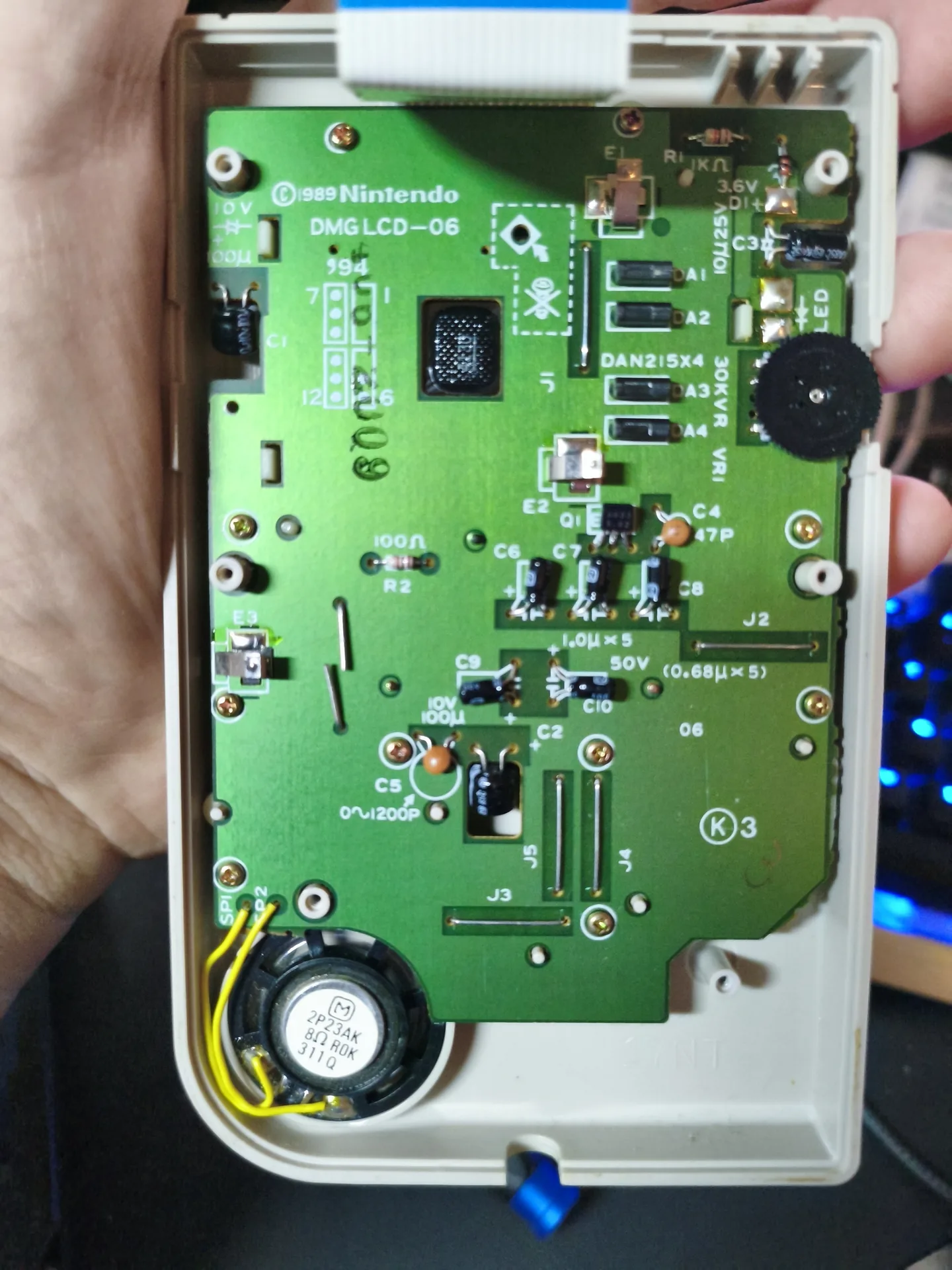 Intérieur d’une Game Boy originale lors d’un nettoyage complet