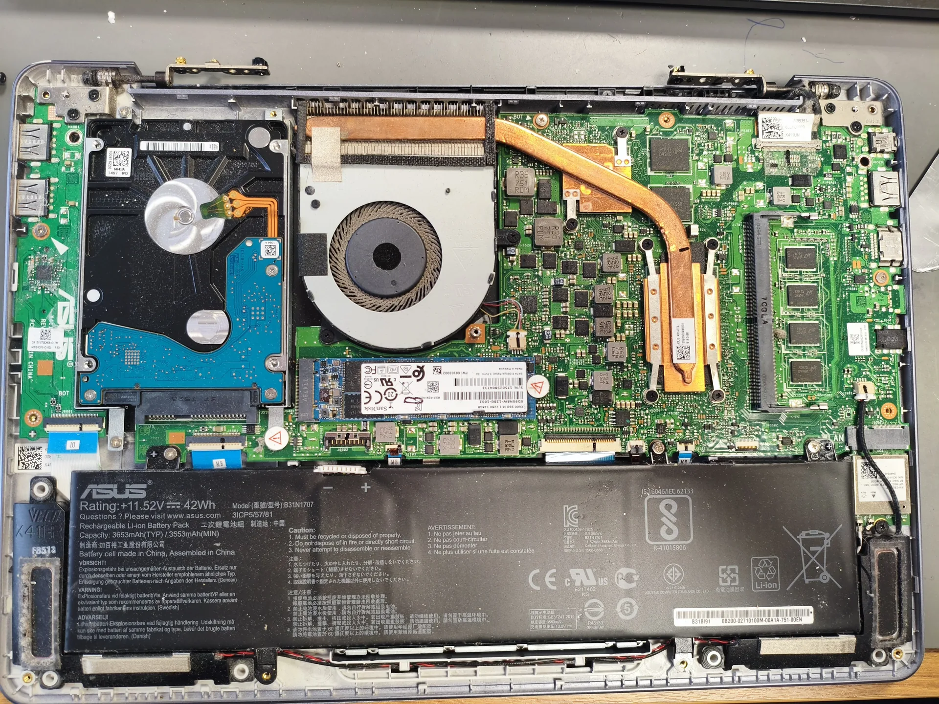 PC portable ASUS avant nettoyage des ventilateurs et remplacement d’un SSD NVMe défectueux