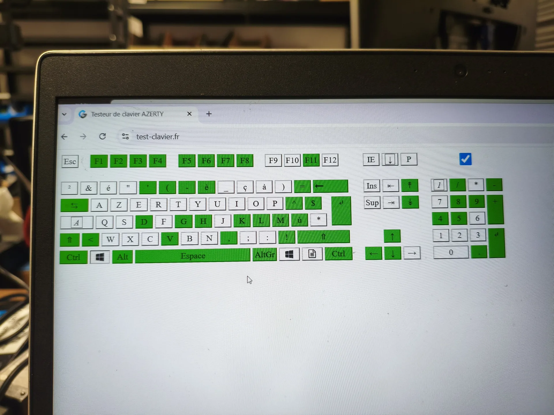 Diagnostic du clavier d’un PC portable révélant plusieurs touches défectueuses