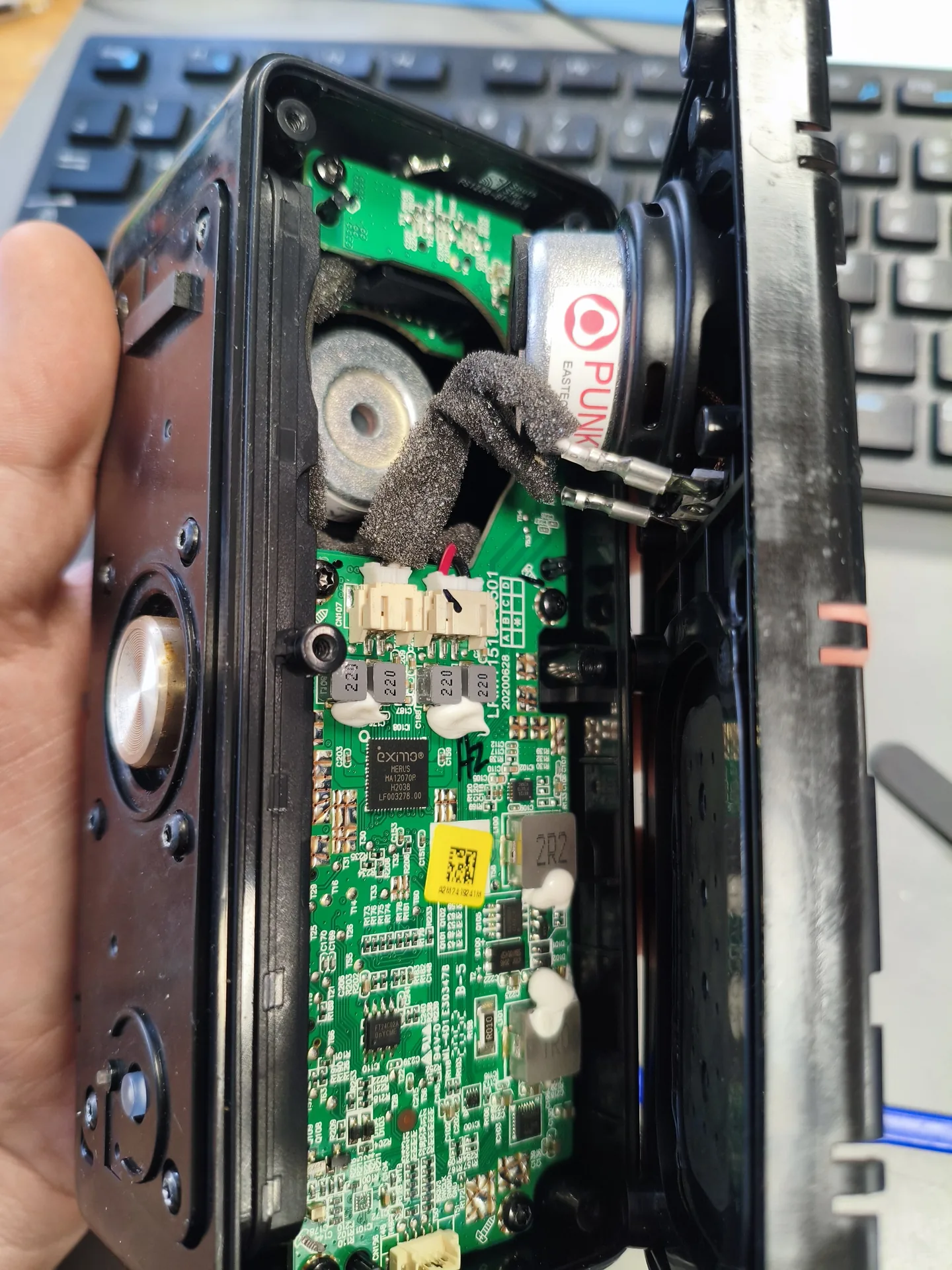 Démontage d’une enceinte Marshall pour remplacer son connecteur USB-C