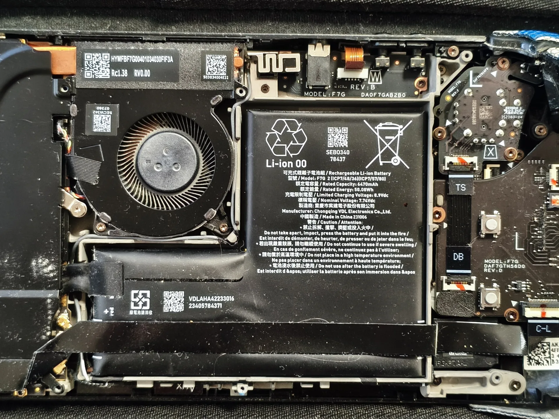 Intérieur d’un Steam Deck lors du remplacement de sa batterie